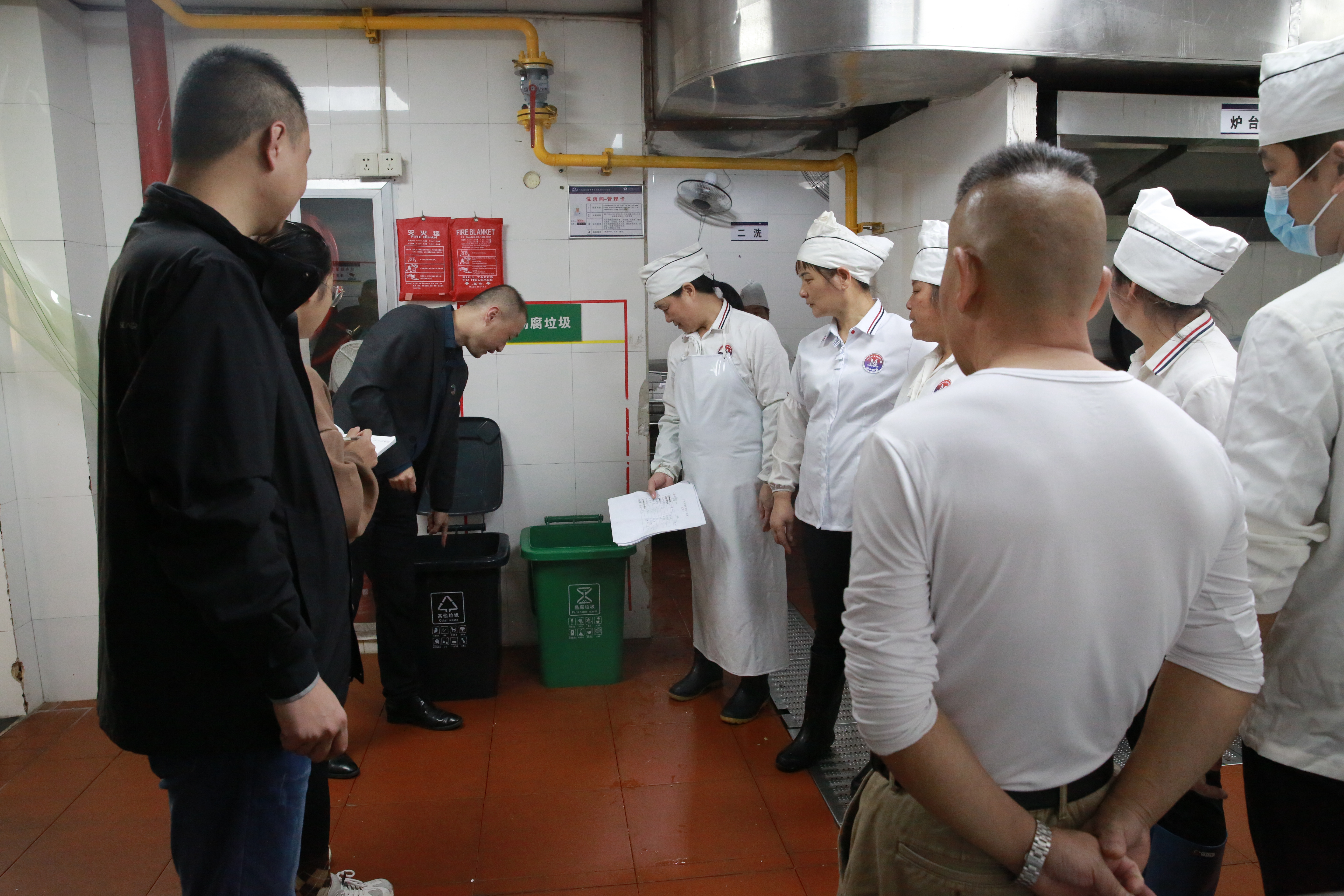 1635323311979008.jpg 對(duì)食堂工作人員現(xiàn)場講解.JPG